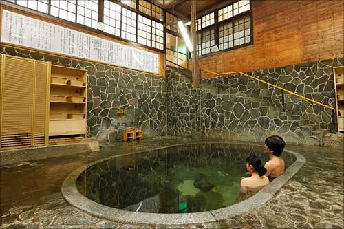 「日本一深い自噴岩風呂」藤三旅館