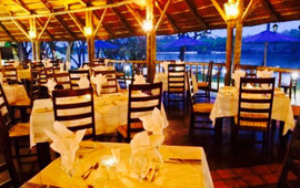 Amulonga Restaurant at Azambezi River Lodge