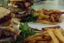 Burger and wine美食图片