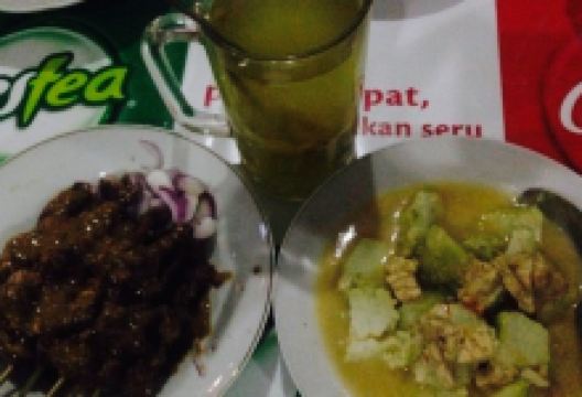 Sate Sapi dan lontong sayur pak cipto美食图片