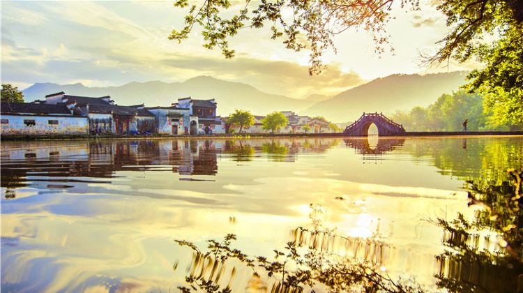 4-Day Huangshan Scenic Area + Hongcun Village + Huizhou Ancient Town