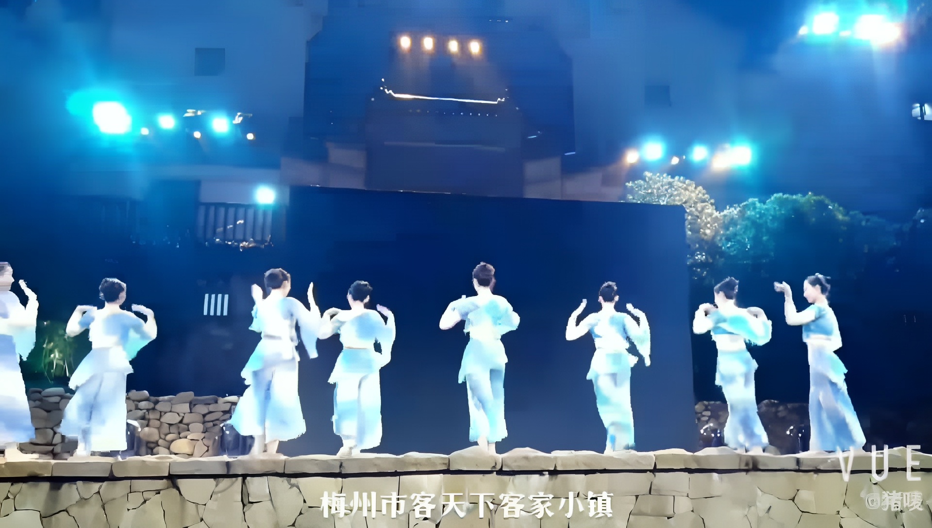 梅州市客天下客家小镇的一群美妹载歌载舞！