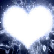 噙着泪水微笑的女孩