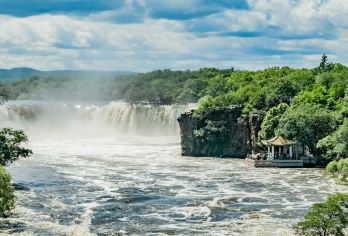 牡丹江镜泊湖风景区+镜泊峡谷一日游【6人纯玩小团|瀑布跳水】【私家6人纯玩产品，豪华商务舒适车型为您保驾护航，拒绝大散拼，东北司机小哥服务周到，热情好客。】