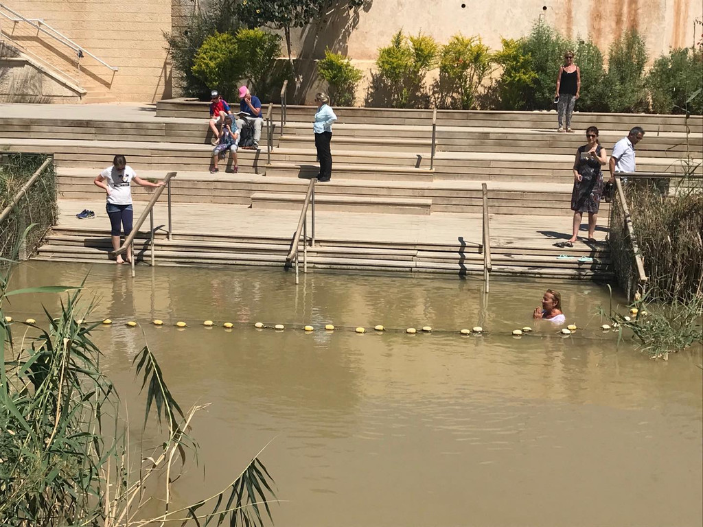 到了约旦河边我们实在是瞠目结舌，传说中滋养一方土地的大河居然是一条小沟。有些虔诚的教徒在受洗，水位只