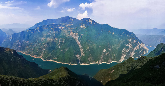 从奉节“三峡之巅”景区开始，一直到巫山小小三峡，沿途都是世界级峡谷风光