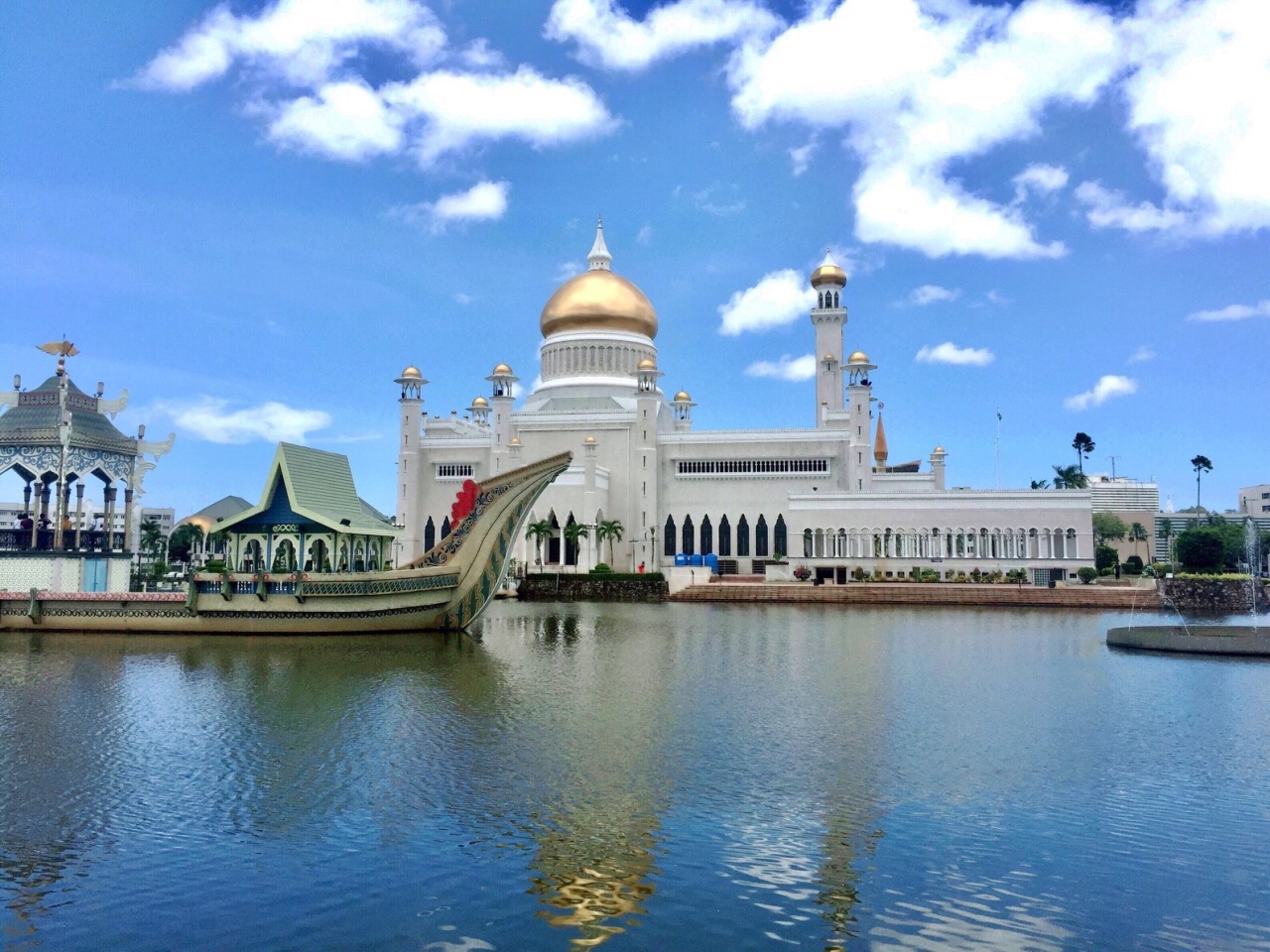 奥玛尔清真寺，为了纪念苏丹·奥玛尔而修建的，整个建筑装饰考究，气度不凡，白色金顶的清真寺，静静的立在