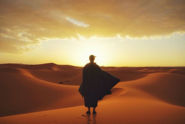 三毛说：每想你一次，天上飘落一粒沙，从此形成了撒哈拉。