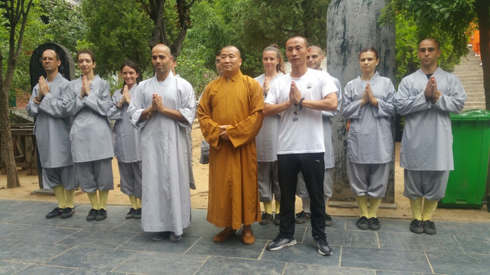 今天一白天就在法王寺.迎接,参观,吃素斋,看汇报表演.