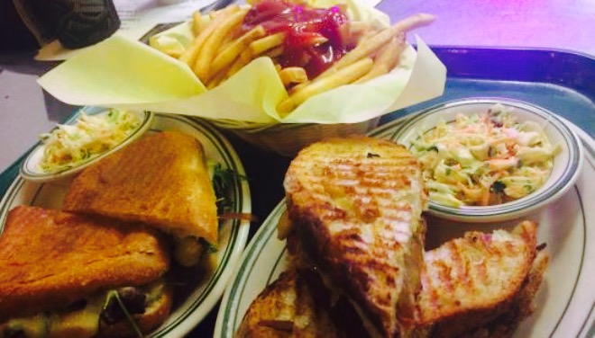 Beer Thirty Bottle Shop & Pour House餐厅图片