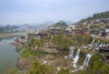 普戎镇旅游图片-走进电影《芙蓉镇》取景地，看挂在瀑布上的千年古镇