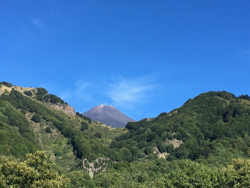 火山与小镇 埃特纳火山——欧洲海拔最高的活火山🌋 ​，山区的一座小镇村庄，属于意大利最美村庄之一，很