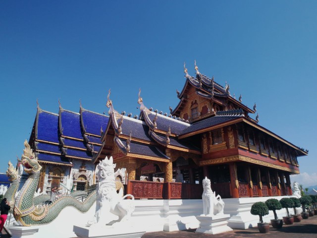 不断扩建的蓝庙，不计工艺和成本，完全是信徒对佛的虔诚