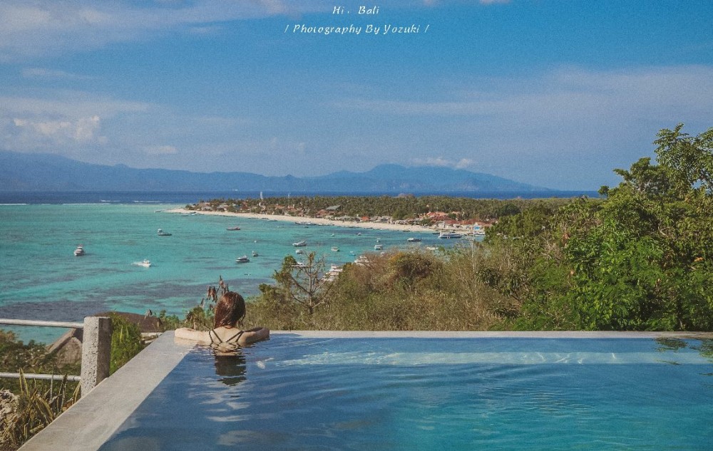 巴厘岛无边泳池，面对着蓝梦岛发发呆