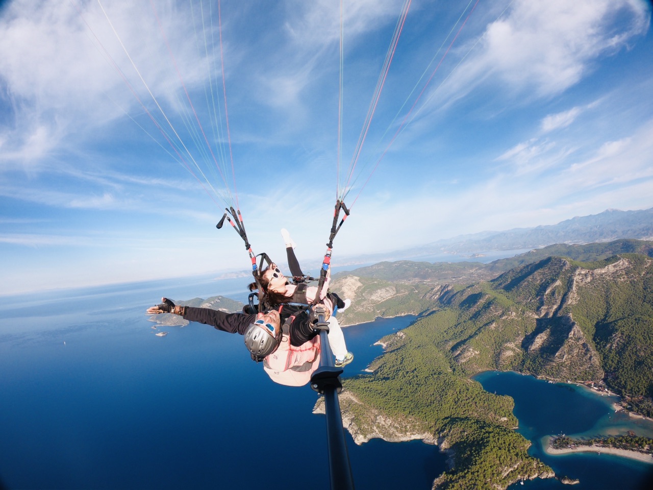 飞跃死海，眺望爱琴海  土耳其除了浪漫的热气球，还有一个必玩项目，那就是去费特希耶体验一把滑翔伞。 