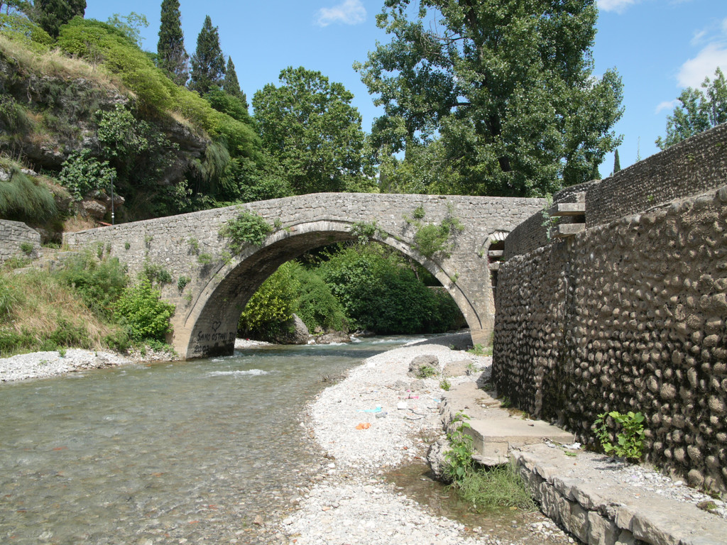 Ribnica Bridge: 在市中心，但是在地平线以下，较难发现的一座土耳其古桥，从路面沿阶梯而