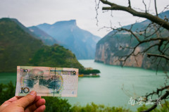 奉节游记图片] 三峡，中国最壮观的瞿塘峡前，很多人举着10元纸币，在看什么