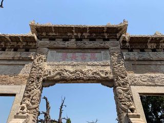 曲阜拜孔子：快点开学吧，神兽在家网课实在太恐怖了