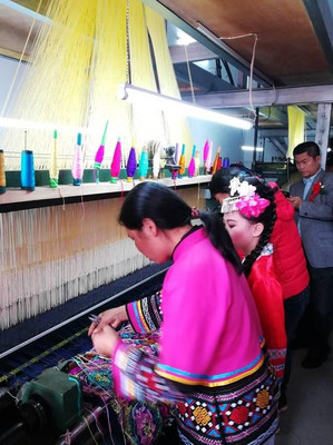 宾阳县的半手工织壮锦，一天只能织10厘米！