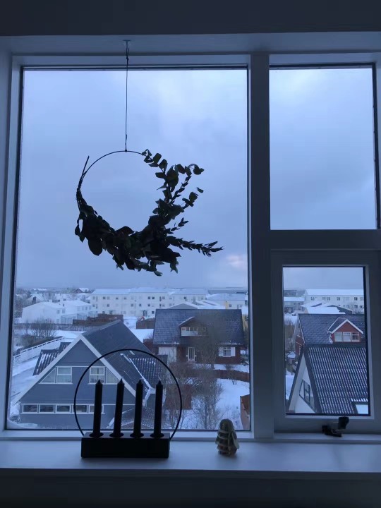 BláaLónið,Iceland 一扇窗一片风景，一刻钟一种天气，从湛蓝天空，到粉红色的云，到阴冷