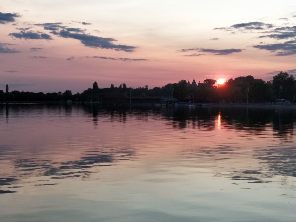 塞尔维亚帕里奇湖看日落