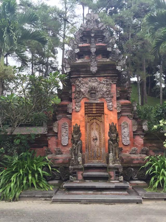 띠르따 사원