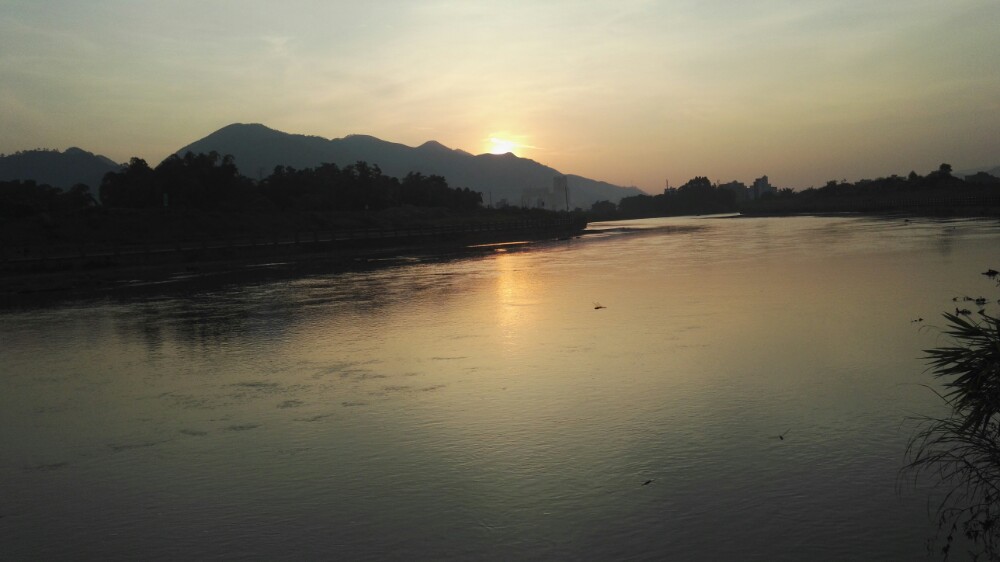 河堤行走看日出