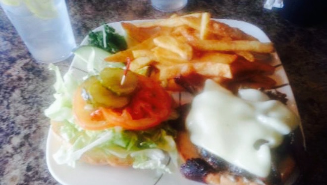 Smoky Hearth Sandy Restaurant, Bar & Grill餐厅图片