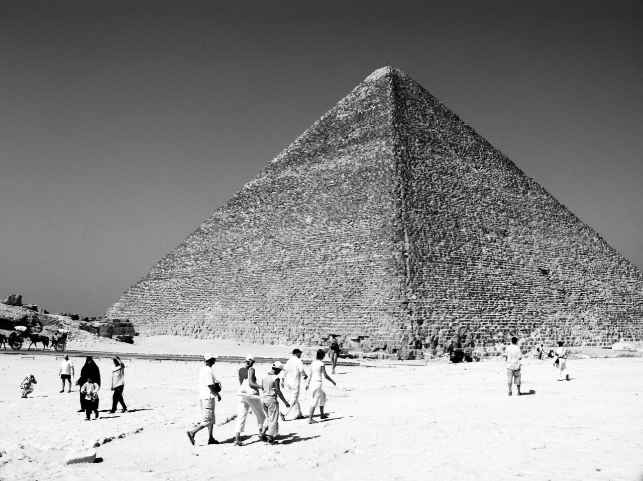 吉萨高地上的金字塔和高地下的开罗老城黑白秀