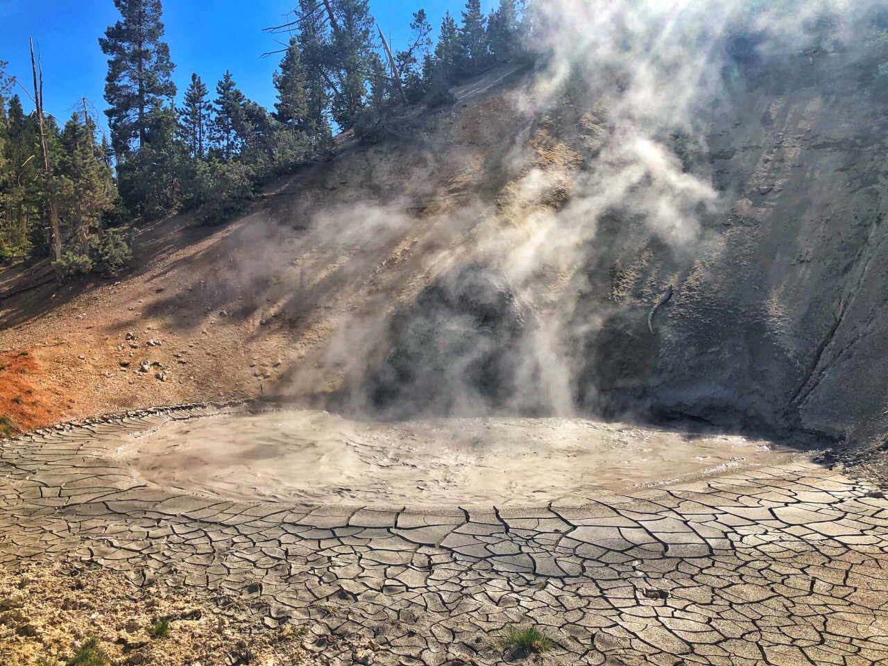 浓浓硫磺味的“泥火山”