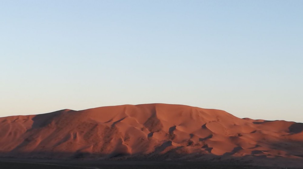 在巴丹吉林沙漠的茫茫沙海中感知生命的意义……