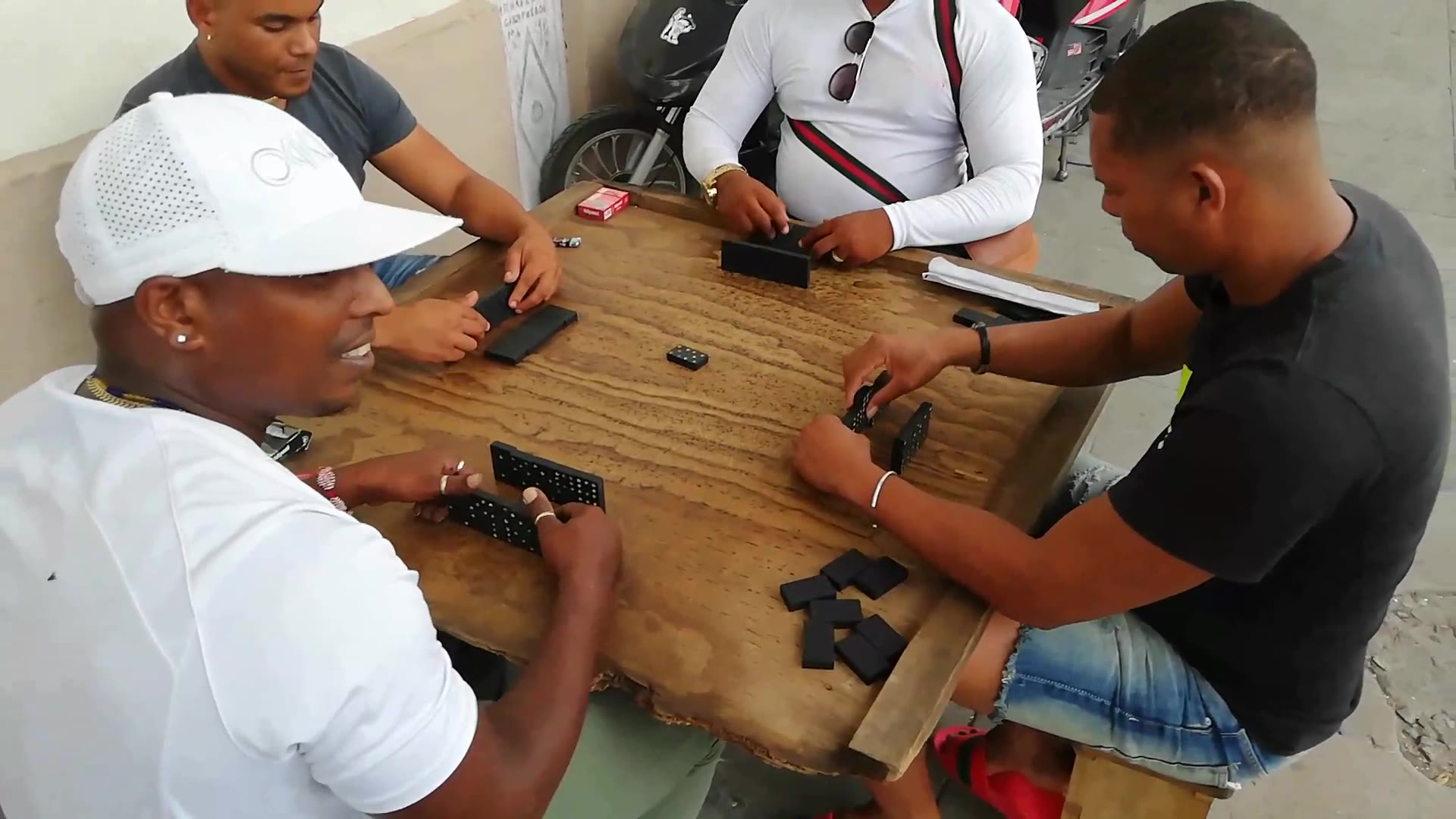 古巴人民也打麻将，街边摆桌玩的不亦乐乎