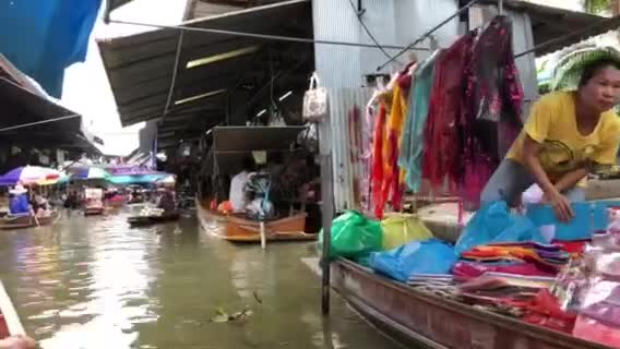 坐船体验泰国特色丹嫩沙多水上集市