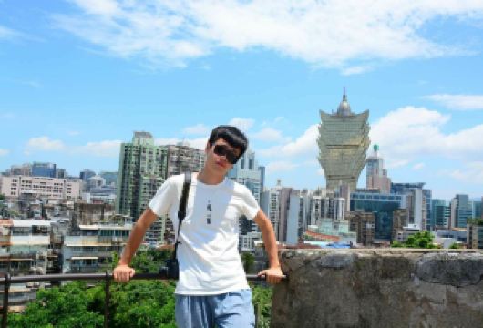 澳门大三巴+官也街+经典景点一日游【优秀司兼向导上门接送】【网红打卡景点+上门接送+出发时间自由安排+司兼向导+行程可随意更改，希望您有一次愉快的旅游体验！】