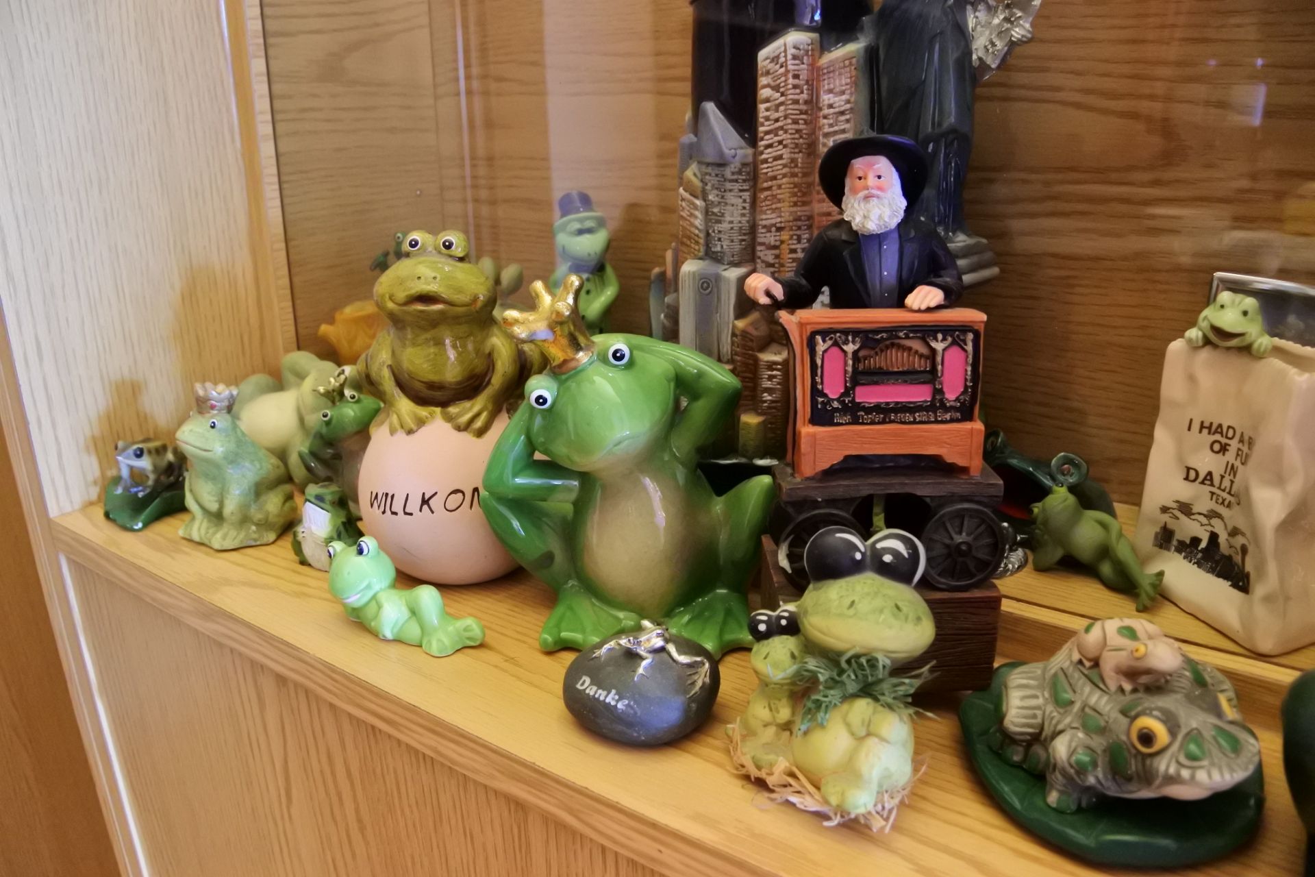 为什么这家旅店的老板收集了上百个青蛙玩具