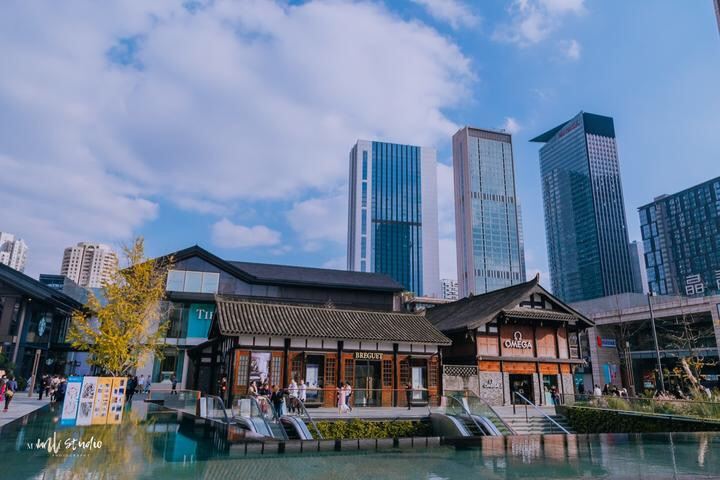 Chunxi Road Commercial Area(Shopping paradise, modern amenities)