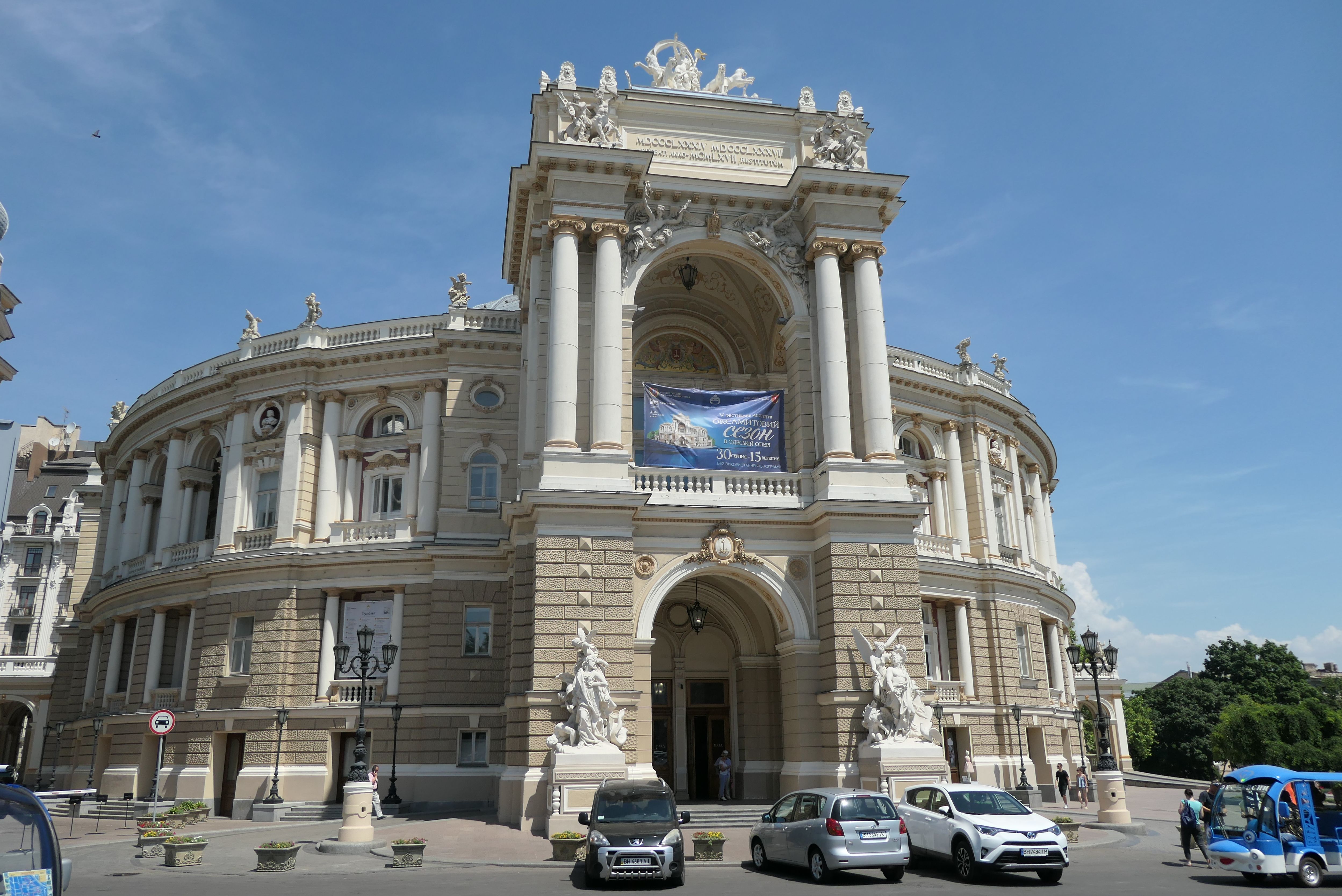 敖德萨国立歌舞剧院： 建于1809年的歌舞剧院。乌克兰的音乐人材，在从前的俄国和前苏联，历来占有一席