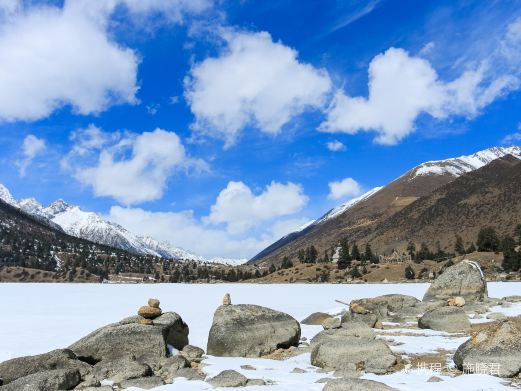 玉隆拉措风景区