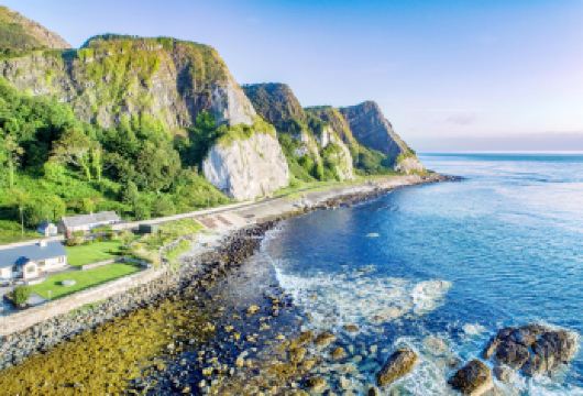 巨人之路+黑暗树篱+堤岸沿海峡谷一日游【私家团包车游 I 中英文司导 I 行程可沟通调整】