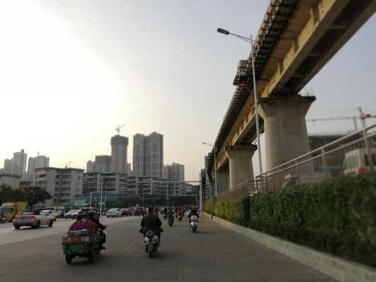 迎着落日穿城而过，走两条热闹和人少的路，体验不一样的南宁