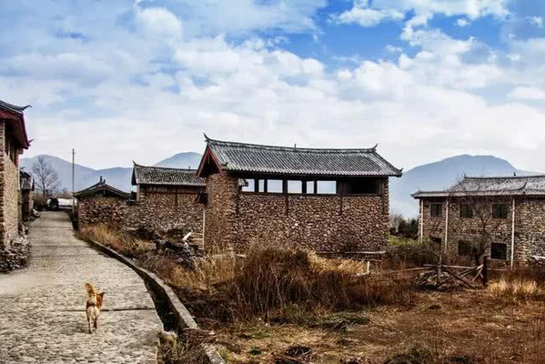 玉龙雪山脚下保护着个纳西小村落，宁静而幽美，国内绝无仅有