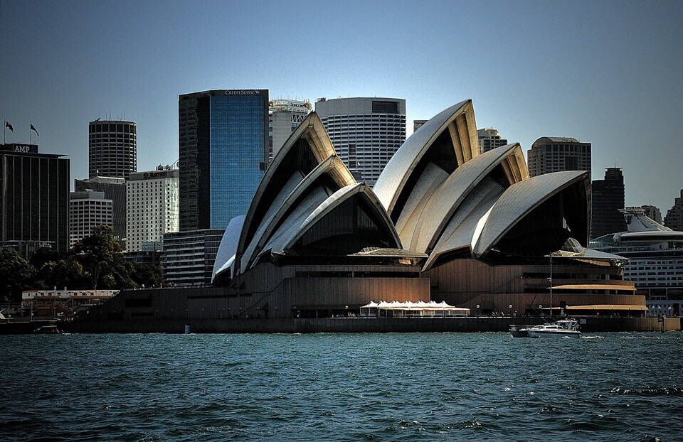 悉尼歌剧院是在水上吗