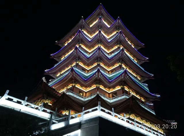 惠州合江楼夜景很漂亮，在上方可以俯看全景，而且环境各方面都不
