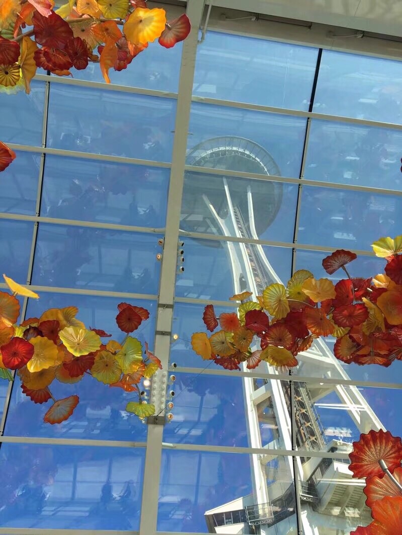 西雅图太空针塔的脚下有个玻璃艺术馆