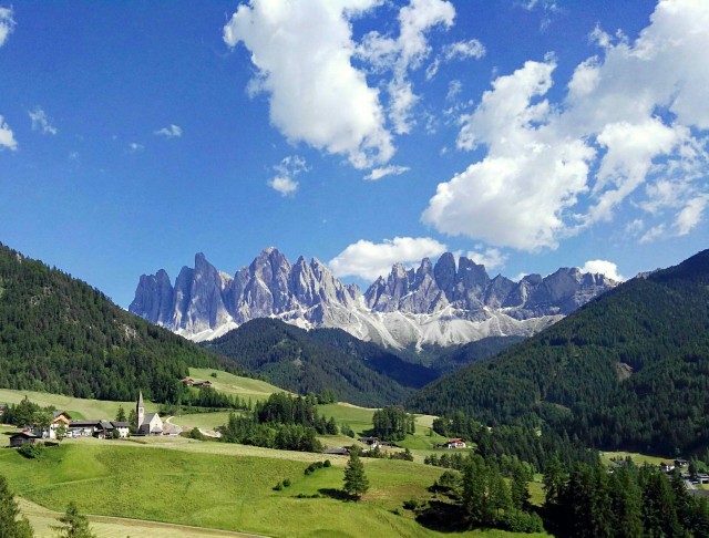 随手拍---(阿尔卑斯山脉《秋》) 阿尔卑斯山脉位于欧洲中南部，覆盖了意大利北部、法国东南部、瑞士、