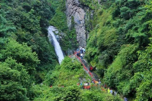 苍山徒步最全攻略｜夏末秋初去大理，苍山碧色欲流，洱海烟波浩渺