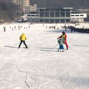 雪中相拥炽热跨年！来青岛Bet365 - Online Sports Betting融创藏马山滑雪场别样迎新年