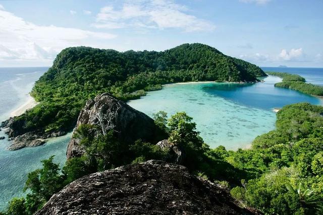 印尼巴瓦岛，冲啊！享受海岛游艇度假时光 印尼被许多旅游杂志评选为世界上最令人陶醉的度假场所之一。  