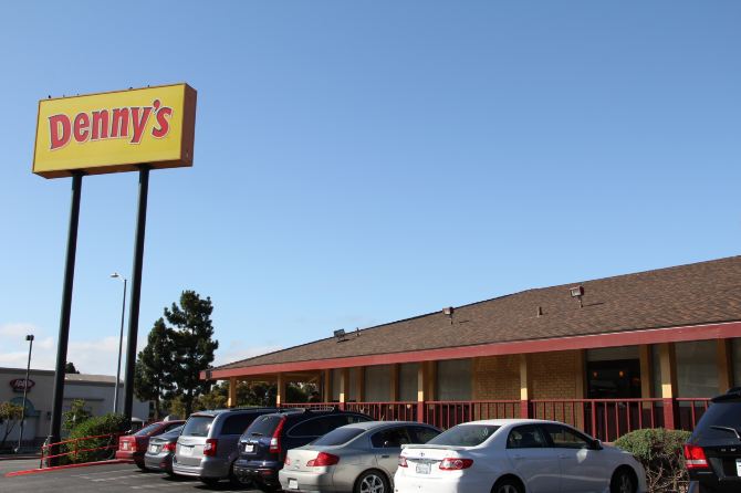 网上一番搜索之后，了解到Denny’s是美国很有名的连锁店，在美国本土比麦当劳、肯德基要普遍，只是没