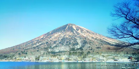 男體山